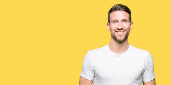 Hombre Guapo Vistiendo Una Camiseta Blanca Casual Con Una Sonrisa — Foto de Stock