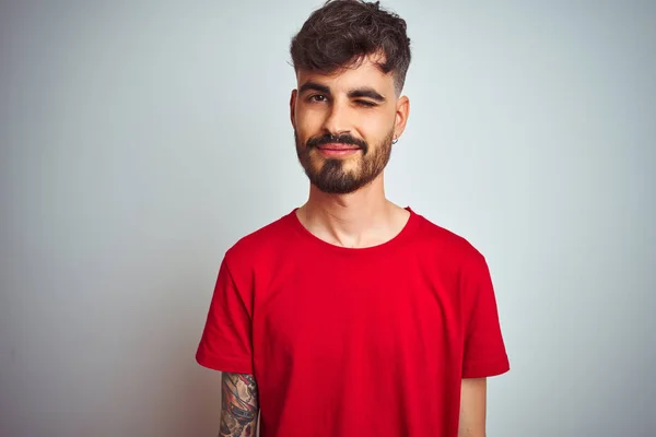 Mladý Muž Tetováním Červeném Tričku Stojící Nad Izolovaným Bílým Pozadím — Stock fotografie