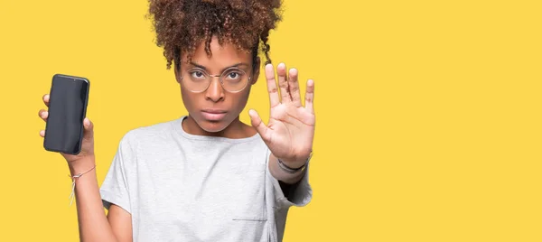 자신감 제스처 표시를 손으로 스마트폰 화면을 보여주는 아프리카계 미국인 — 스톡 사진