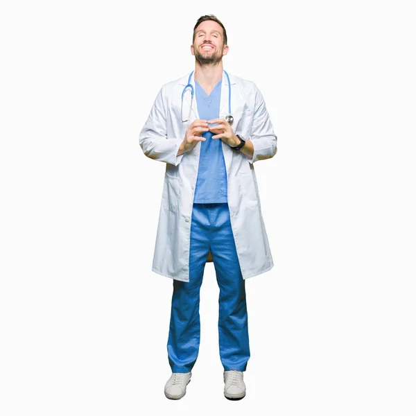 上医療制服を着てハンサムな医者の男は一緒に背景手を分離し リラックスして 陽気な笑顔を祈る 成功と楽観的な — ストック写真