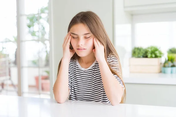 美丽的年轻女孩孩子穿着条纹T恤 手在头上疼痛 因为压力 患有偏头痛 — 图库照片