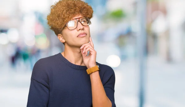 Mladý Pohledný Muž Afro Nosí Brýle Rukou Bradě Přemýšlet Otázce — Stock fotografie