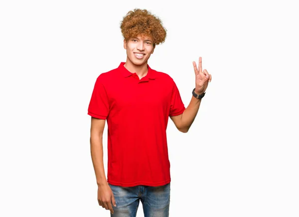 Homem Bonito Jovem Com Cabelo Afro Vestindo Camiseta Vermelha Sorrindo — Fotografia de Stock