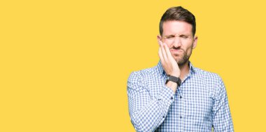 Diş ağrısı veya dişlerde dişlerle ilgili hastalık nedeniyle ağız acı ifadesi ile el ile dokunmak mavi gözlü yakışıklı iş adamı. Diş hekimi kavramı.