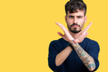 Genç yakışıklı adam izole arka plan ret ifade geçiş silah eksi işareti, kızgın surat yapıyor