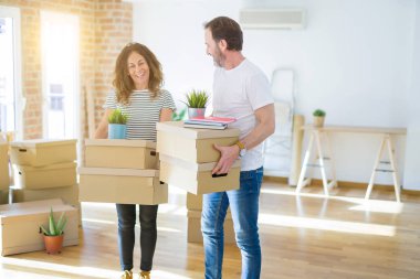 Orta yaş Senior çift yeni bir eve hareket, cardboar tutarak