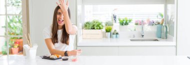 Doğumdan asya suşi yiyen güzel genç kadının geniş açılı resmi hata için el ele şaşırttı, hata hatırlıyorum. Unuttum, kötü bellek kavramı.