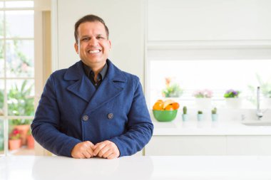 Orta Çağ adam evde mutlu ve serin bir gülümseme ile oturan yüz. Şanslı kişi.