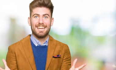 Genç yakışıklı iş kutluyor deli adam ve silah ile başarı için hayran çığlık kaldırdı ve açık gözleri heyecanlı. Kazanan kavramı