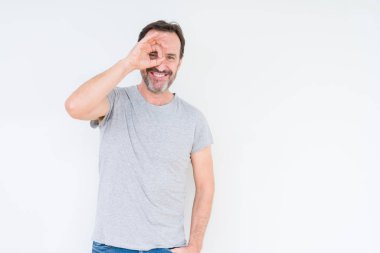 Gülümseyen, parmakları ile mutlu yüz üzerinden seyir göz el ile ok jest yapıyor izole arka plan üzerinde üst düzey yakışıklı.