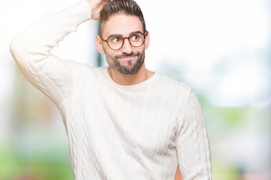Genç yakışıklı adam gözlük izole arka plan üzerinde yanıltır ve soru hakkında merak ediyorum. Şüphe, kafasına el ile düşünme ile belirsiz. Dalgın kavramı.