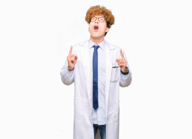 Gözlüklü genç yakışıklı bilim adamı şaşırtmak ve yukarıya bakıp parmakları ile işaret şaşırttı ve silah kaldırdı.