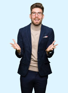 Genç yakışıklı iş adamı deli ve silah ile başarı için hayran kutluyor gözlük takan kaldırdı ve açık gözleri çığlık heyecanlı. Kazanan kavramı