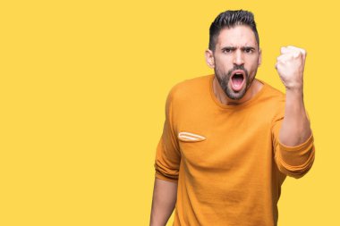 İzole arka plan öfkeli ve sinirli sinirli ve öfke ile bağırarak süre öfkeli yumruk yükselterek genç yakışıklı adam. Öfke ve agresif kavramı.