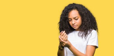 Casual beyaz t-shirt giyen kıvırcık saçlı Genç güzel kız elleri ve parmakları, artrit inflamasyon acı