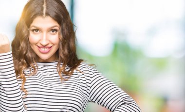 Genç güzel kadın giyiyor çizgili süveter yapıyor İtalyan el ve parmak emin ifadeyle jest