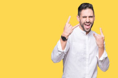 Genç iş adamı deli ifade rock simge elle yapıyor ile bağırarak izole arka plan üzerinde. Müzik yıldızı. Ağır kavramı.