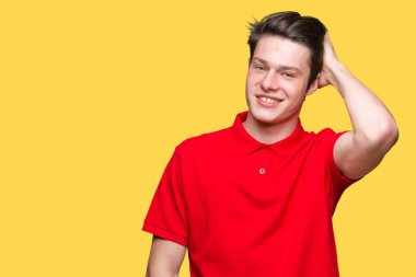 El hareketi ile kendine güvenen dokunaklı saç gülümseyerek, çekici poz izole arka plan üzerinde kırmızı t-shirt giyen genç yakışıklı adam