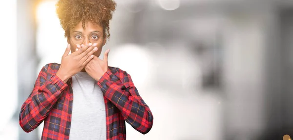 Linda Jovem Afro Americana Usando Óculos Sobre Fundo Isolado Chocado — Fotografia de Stock