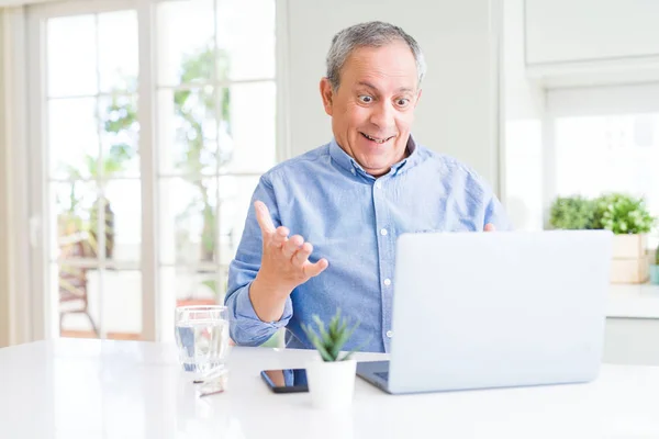 Yakışıklı Yaşlı Adam Internet Üzerinde Çalışan Bilgisayar Dizüstü Bilgisayar Kullanarak — Stok fotoğraf