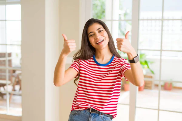 Bela jovem mulher sorrindo animado fazendo polegares para cima símbolo, ok — Fotografia de Stock