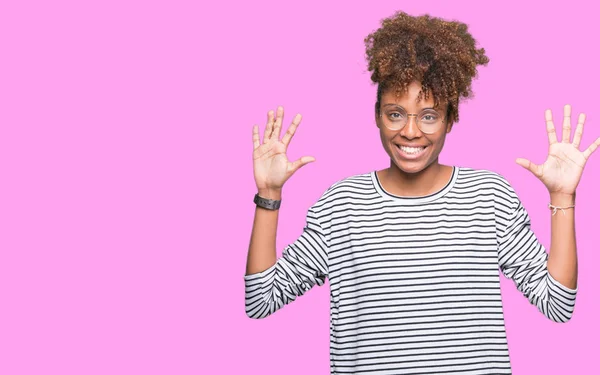 Mooie Jonge African American Vrouw Dragen Bril Geïsoleerde Achtergrond Weergeven — Stockfoto