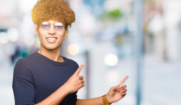 Homem Bonito Jovem Com Afro Vestindo Óculos Sorrindo Olhando Para — Fotografia de Stock