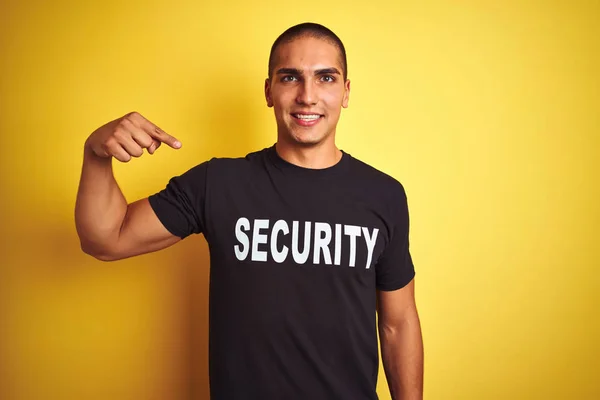 Jovem Homem Salvaguarda Com Shirt Segurança Sobre Fundo Isolado Amarelo — Fotografia de Stock