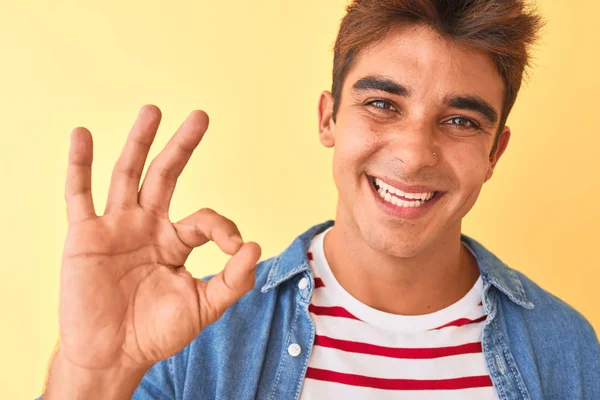 Joven Hombre Guapo Con Camiseta Rayas Camisa Mezclilla Sobre Fondo — Foto de Stock