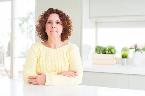 Die Schöne Seniorin Gelben Pullover Entspannte Sich Mit Ernstem Gesichtsausdruck — Stockfoto