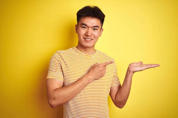 Молода Азіатська Китайська Людина Носить Футболку Стоячи Над Ізольованою Жовтий — стокове фото