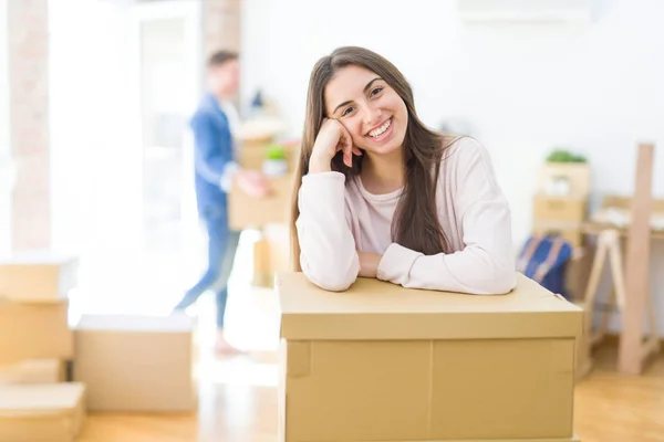 Bella giovane coppia che si trasferisce in una nuova casa, giovane donna sorridente — Foto Stock