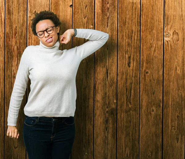 Jonge Mooie Afrikaanse Amerikaanse Vrouw Bril Geïsoleerd Achtergrond Die Zich — Stockfoto