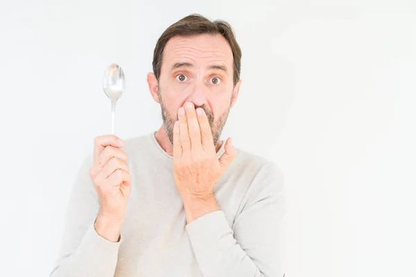 Älterer Mann Mit Silbernem Löffel Über Isoliertem Hintergrunddeckel Mund Mit — Stockfoto