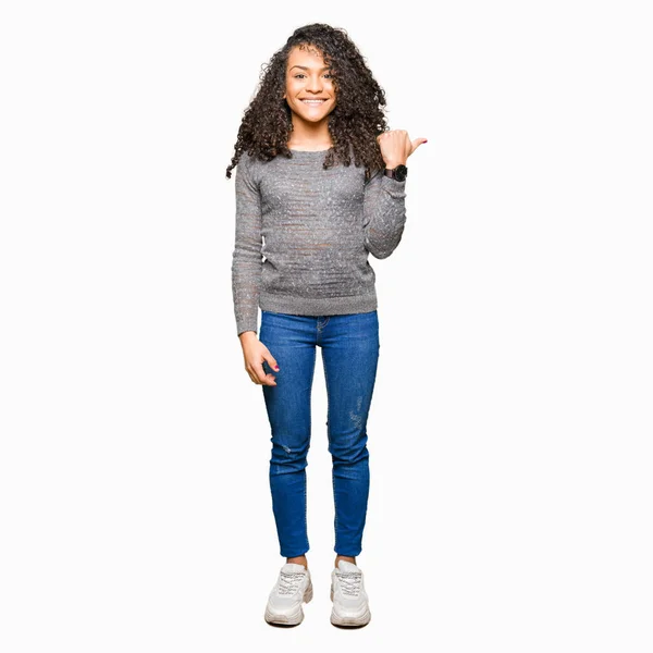 Jovem Mulher Bonita Com Cabelo Encaracolado Vestindo Camisola Cinza Sorrindo — Fotografia de Stock