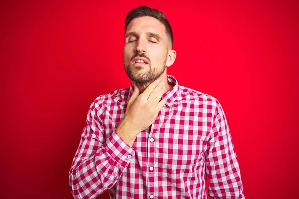 Young Handsome Man Red Isolated Background Touching Painful Neck Sore — Stock Photo, Image