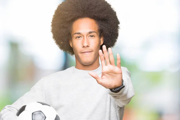 Junger Afrikanisch Amerikanischer Mann Mit Afrohaaren Hält Fußballball Mit Offener — Stockfoto