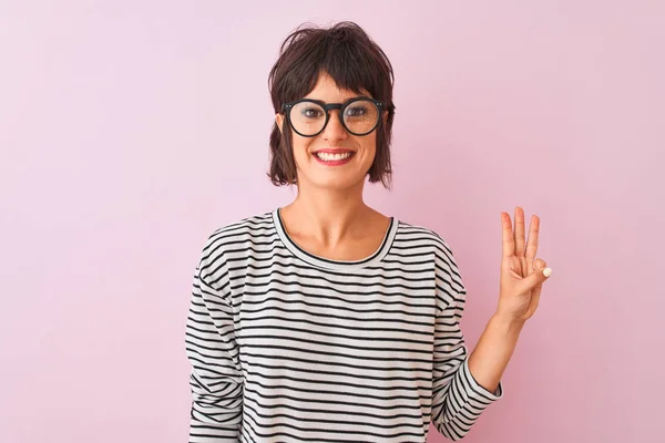 Joven Hermosa Mujer Con Camiseta Rayas Gafas Sobre Fondo Rosa — Foto de Stock