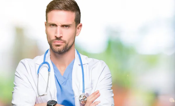 Bell Uomo Dottore Che Indossa Uniforme Medica Sfondo Isolato Scettico — Foto Stock