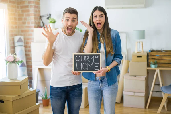 Jovem Casal Bonito Segurando Quadro Negro Com Nosso Primeiro Texto — Fotografia de Stock