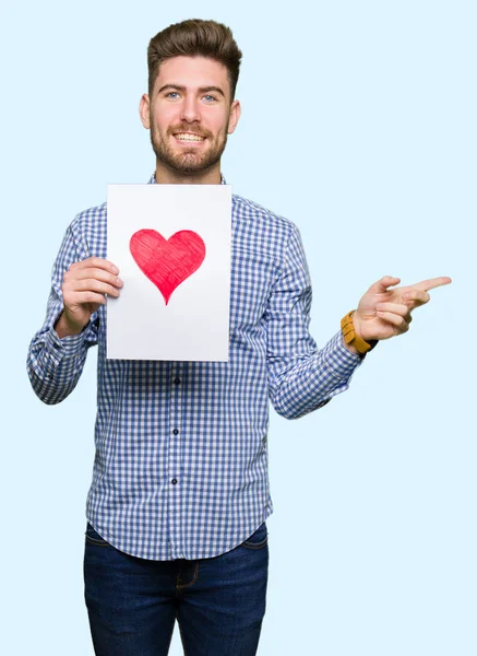 Jovem Homem Bonito Segurando Papel Com Coração Vermelho Muito Feliz — Fotografia de Stock