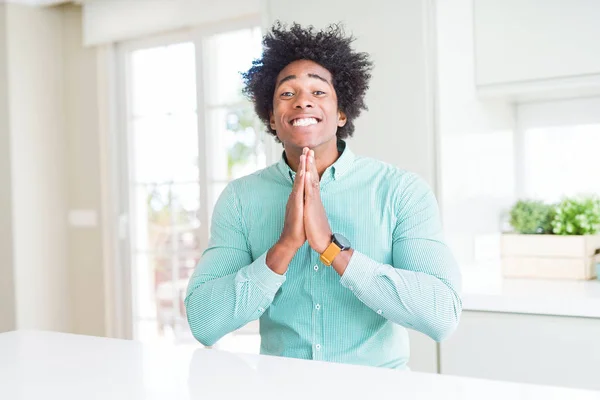 非洲裔美国商人穿着优雅的衬衫祈祷与双手一起请求原谅微笑自信 — 图库照片