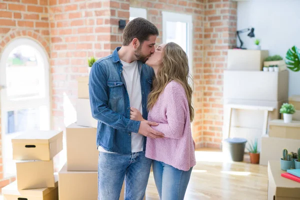 Unga vackra par ser glad tillsammans flyttar till en ny Ho — Stockfoto