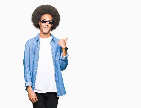 Joven Afroamericano Con Cabello Afro Usando Gafas Vida Matón Sonriendo — Foto de Stock