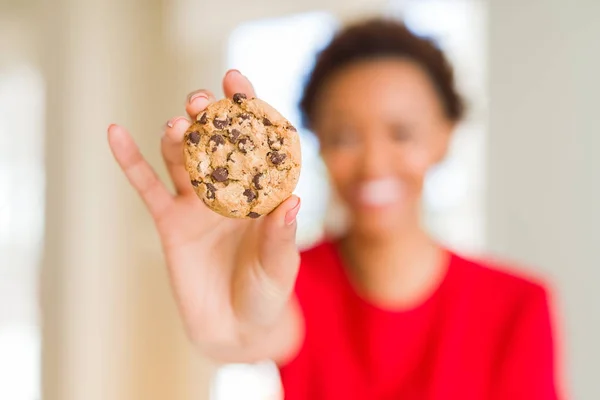 Junge Afrikanisch Amerikanische Frau Isst Schokoladenkekse Mit Einem Glücklichen Gesicht — Stockfoto