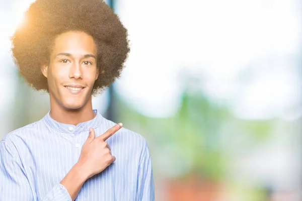 Unga Afroamerikanska Man Med Afro Hår Glada Med Ett Leende — Stockfoto