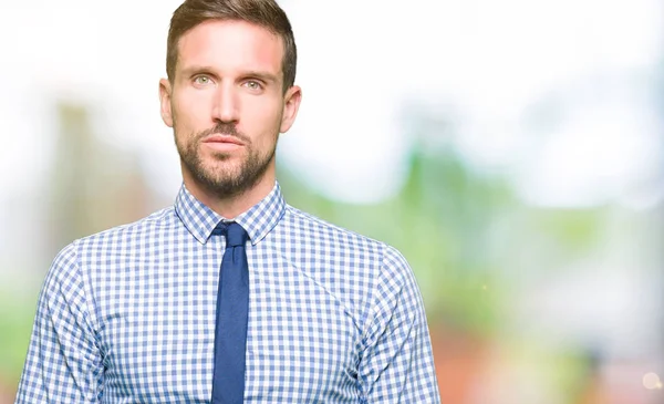Schöner Geschäftsmann Mit Krawatte Entspannt Mit Ernstem Gesichtsausdruck Einfacher Und — Stockfoto