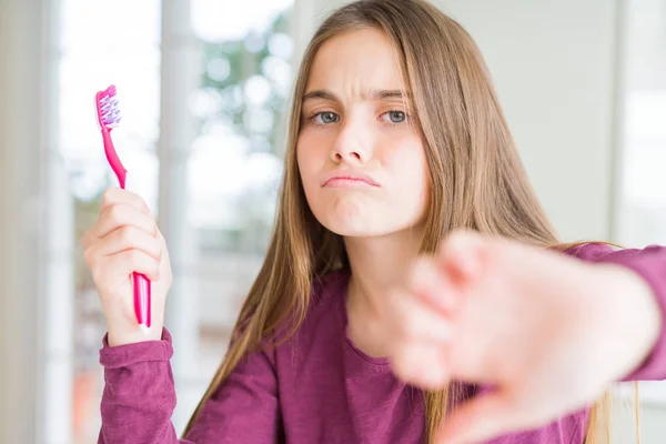 Piękna Młoda Dziewczyna Dziecko Trzyma Różowy Dentystyczny Szczoteczka Gniewną Twarzą — Zdjęcie stockowe