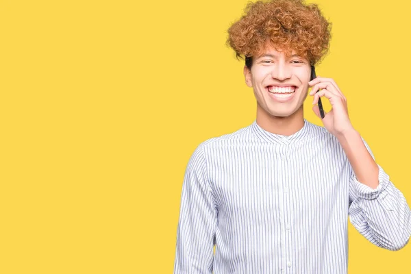 Mladý Pohledný Muž Mluví Telefonu Stojící Šťastný Obličej Usmívá Důvěřivým — Stock fotografie