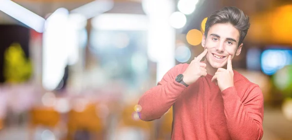 Young Handsome Man Isolated Background Smiling Open Mouth Fingers Pointing — Stock Photo, Image